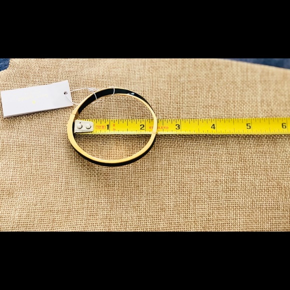 🆕Kate Spade “Do the twist” enamel hinged bangle - Picture 3 of 5